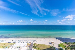 Una spiaggia nelle vicinanze
