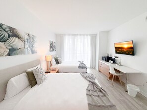 1 habitación, escritorio, tabla de planchar con plancha y cuna de viaje
