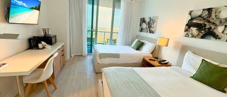 Escritorio, tabla de planchar con plancha, cuna de viaje y wifi