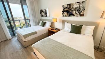 Schreibtisch, Bügeleisen/Bügelbrett, Reisekinderbett, WLAN