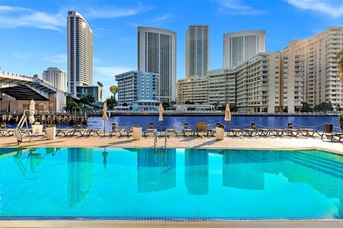Beachwalk Beauty: 2 Beds