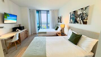 Schreibtisch, Bügeleisen/Bügelbrett, Reisekinderbett, WLAN