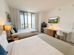 Schreibtisch, Bügeleisen/Bügelbrett, Reisekinderbett, WLAN