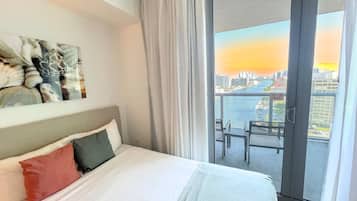 Escritorio, tabla de planchar con plancha, cuna de viaje y wifi