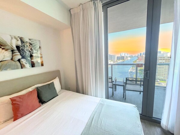 Desk, iron/ironing board, travel crib, WiFi - Tranquil Beachwalk Studio (Hallandale Beach)