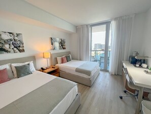 Desk, iron/ironing board, travel crib, WiFi - Tranquil Beachwalk Studio (Hallandale Beach)