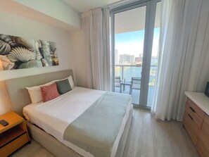 Desk, iron/ironing board, travel crib, WiFi - Tranquil Beachwalk Studio (Hallandale Beach)