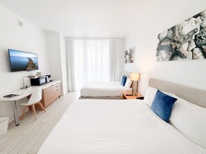 1 sovrum, skrivbord, strykjärn/strykbräda och resesäng