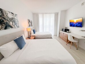 Desk, iron/ironing board, travel crib, WiFi - Chic Studio Haven 2Beds (Hallandale Beach)