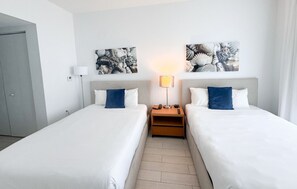 Bureau, fer et planche à repasser, lit parapluie, Wi-Fi