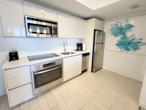 Kühlschrank, Mikrowelle, Ofen, Geschirrspüler