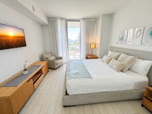 1 chambre, bureau, fer et planche à repasser, lit parapluie