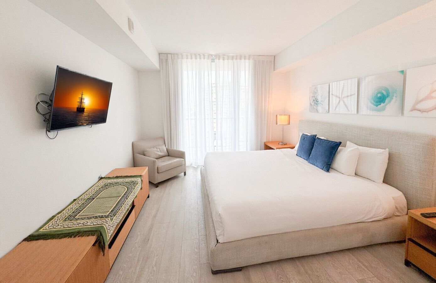 1 dormitorio, escritorio, tabla de planchar con plancha y cuna de viaje