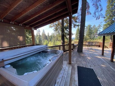 Hot Tub! Quiet Comfy Cabin at Hyatt Lake 44