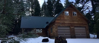 Homey Rustic Cabin in the Cascades