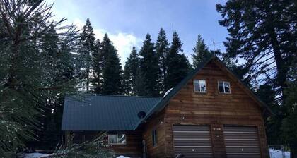 Homey Rustic Cabin in the Cascades
