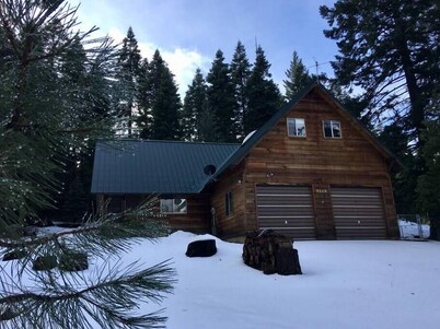 Homey Rustic Cabin in the Cascades