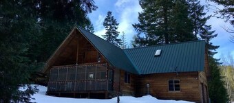 Homey Rustic Cabin in the Cascades