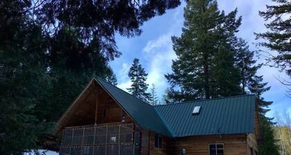 Homey Rustic Cabin in the Cascades