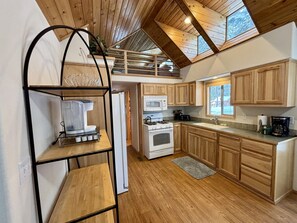 Een koelkast, een microgolfoven, een oven, een kookplaat