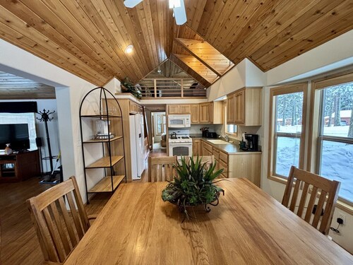 Hot Tub! Relaxing Tranquil Cabin at Hyatt Lake 40