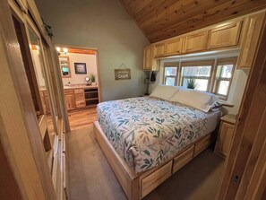 2 bedrooms, WiFi - HOT TUB! Mountain Lake Cabin w/ 2 BATHS! 33 (Jackson County)