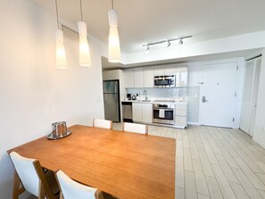 Een koelkast, een microgolfoven, een oven, een kookplaat