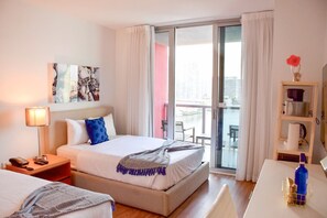 1 chambre, bureau, fer et planche à repasser, lit parapluie