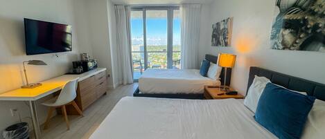 مكتب ومكواة/لوح كي وسرير سفر وواي فاي