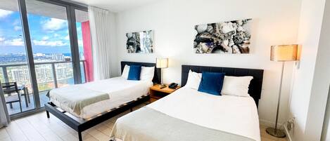 Schreibtisch, Bügeleisen/Bügelbrett, Reisekinderbett, WLAN