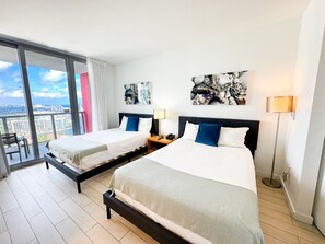 Schreibtisch, Bügeleisen/Bügelbrett, Reisekinderbett, WLAN