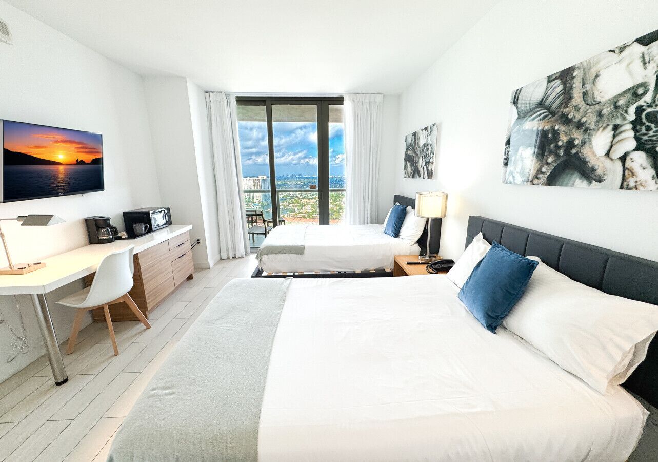 Bureau, fer et planche à repasser, lit parapluie, Wi-Fi