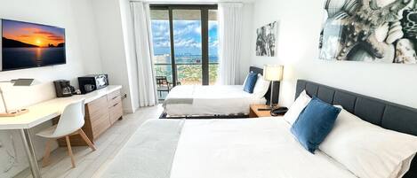 Escritorio, tabla de planchar con plancha, cuna de viaje y wifi