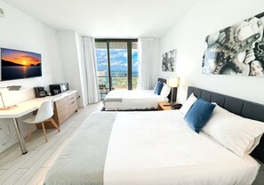 Bureau, fer et planche à repasser, lit parapluie, Wi-Fi