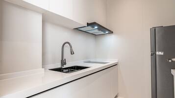 Kühlschrank, Mikrowelle, Herdplatte, Esstisch