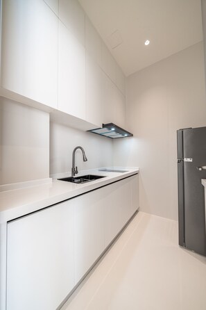 Kylskåp, mikrovågsugn, spishäll och matbord