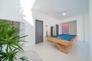 Games room - 5km to beach – pool villa with slide, karaoke & kitchen, perfect for family fun. (Pattaya)