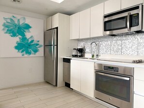 Réfrigérateur, micro-ondes, four, plaque de cuisson