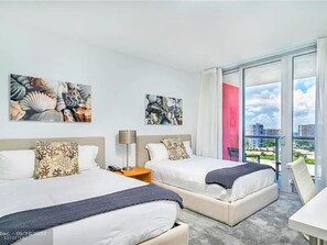 1 Schlafzimmer, Schreibtisch, Bügeleisen/Bügelbrett, Reisekinderbett