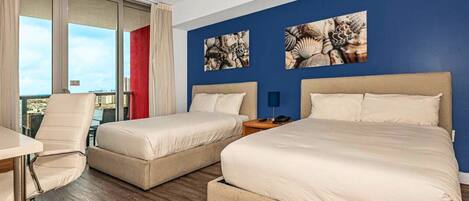 1 chambre, bureau, fer et planche à repasser, lit parapluie