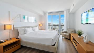 1 habitación, escritorio, tabla de planchar con plancha y cuna de viaje