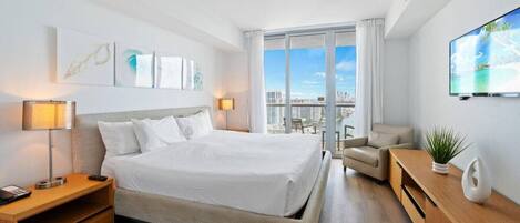 1 chambre, bureau, fer et planche à repasser, lit parapluie