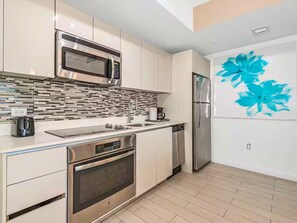 Réfrigérateur, four à micro-ondes, un four, surface de cuisson