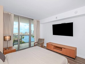 1 bedroom, desk, iron/ironing board, travel cot - 1BR High-Floor Retreat @ BW (Hallandale Beach)