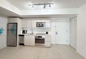 Fridge, microwave, oven, stovetop - Amazing One Bdr Apartment (Hallandale Beach)