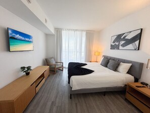 1 quarto, escrivaninha, ferros/tábuas de passar roupa, berço de viagem