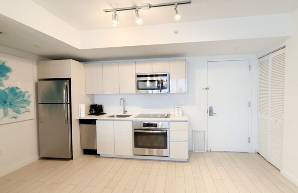 Réfrigérateur, micro-ondes, four, lave-vaisselle