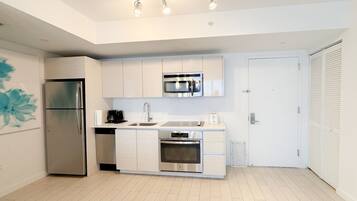 Frigorífico, microondas, horno y placa de cocina