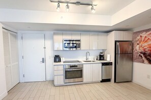 Kühlschrank, Mikrowelle, Ofen, Herdplatte