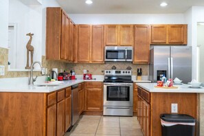 Frigorífic, microones, forn i placa de cuina 